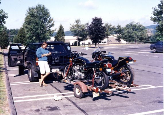 1990
A couple of squids and their trailer
